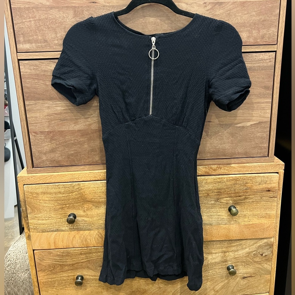 Reformation KingIsey Mini Dress
Zipper Front Short Sleeve Black